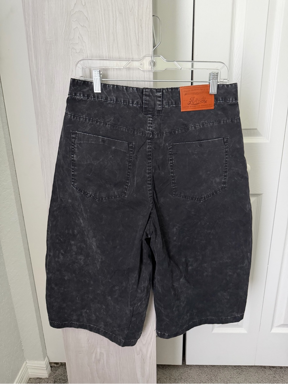 Aelfric Eden Black Washed Barrel Jorts - Size 30/12 - Picture 2 of 3